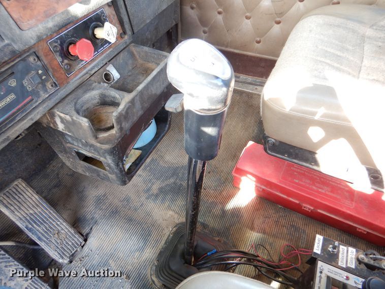 image for item DK0989 1999 Kenworth T800B  semi truck