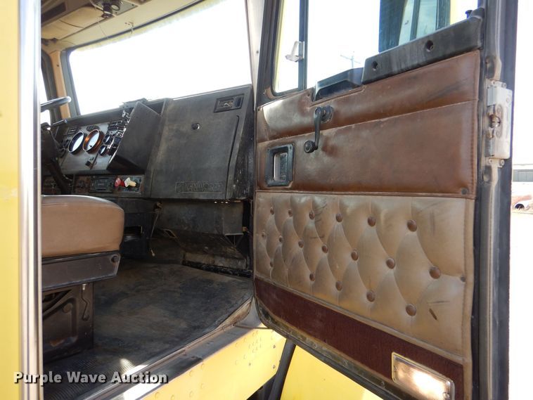 image for item DK0989 1999 Kenworth T800B  semi truck