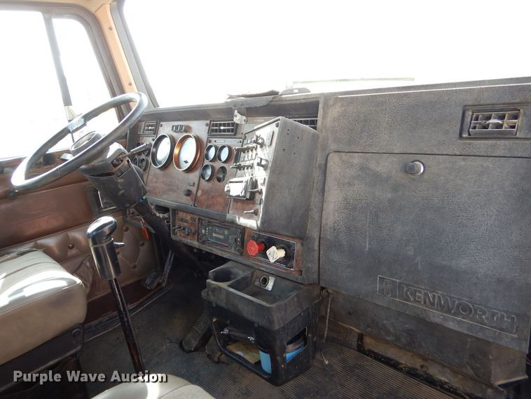 image for item DK0989 1999 Kenworth T800B  semi truck