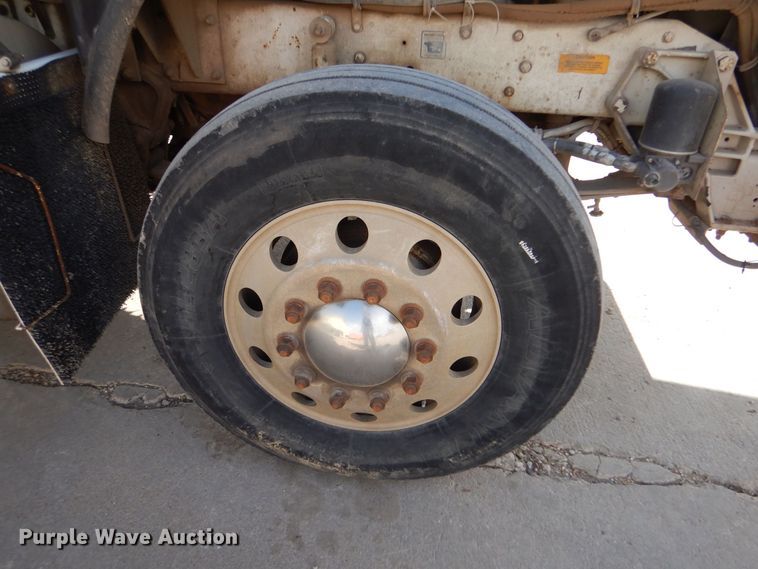 image for item DK0989 1999 Kenworth T800B  semi truck