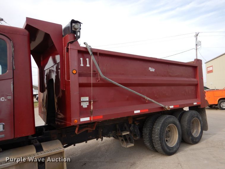 image for item DK1001 2005 Freightliner Century Class ST  dump truck