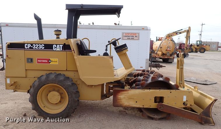 image for item DK1006 2006 Caterpillar CP-323C  single drum roller