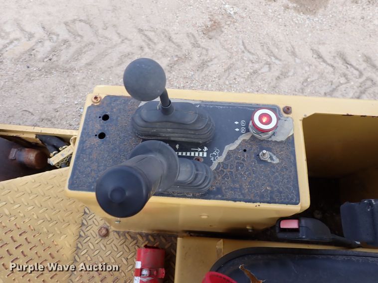 image for item DK1006 2006 Caterpillar CP-323C  single drum roller