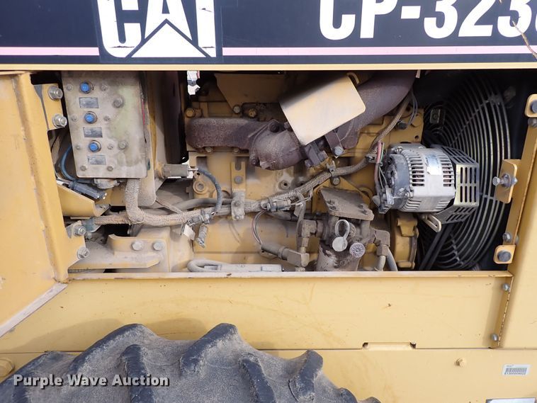 image for item DK1006 2006 Caterpillar CP-323C  single drum roller