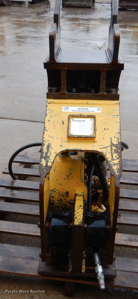 image for item MT9794 2012 Magnum RHF15V PA  plate compactor