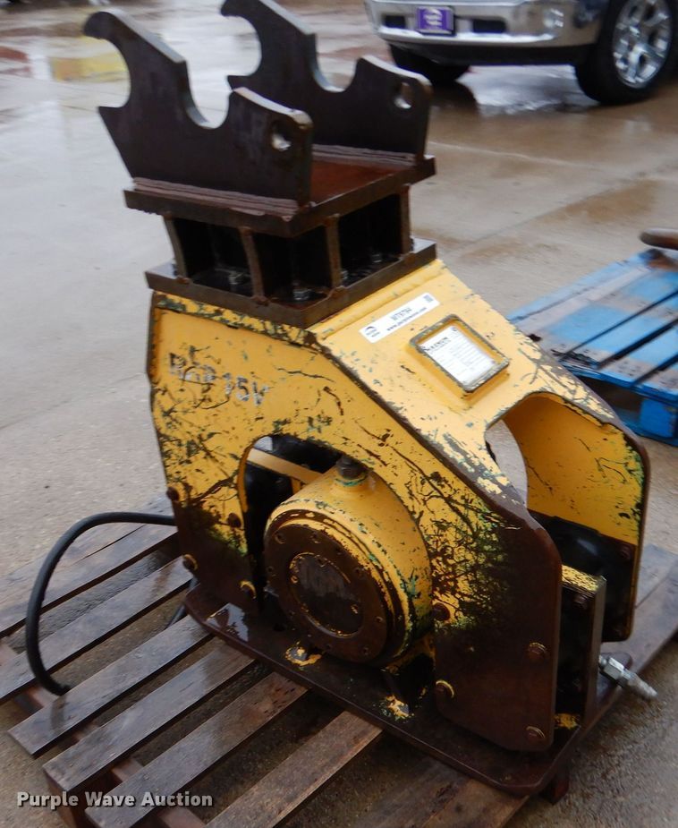 image for item MT9794 2012 Magnum RHF15V PA  plate compactor