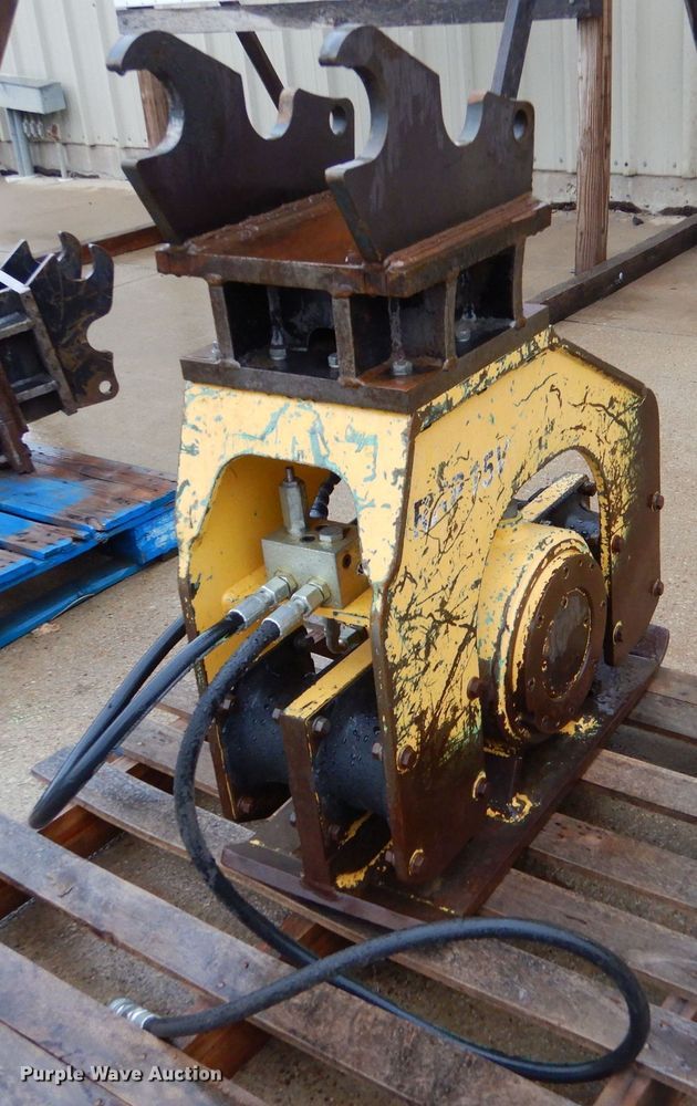 image for item MT9794 2012 Magnum RHF15V PA  plate compactor