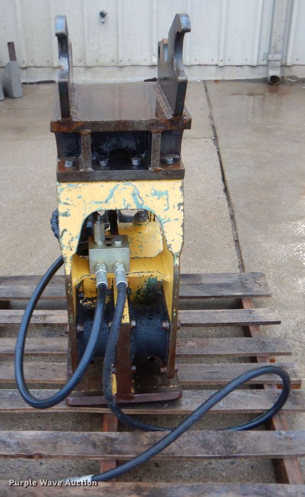 image for item MT9794 2012 Magnum RHF15V PA  plate compactor