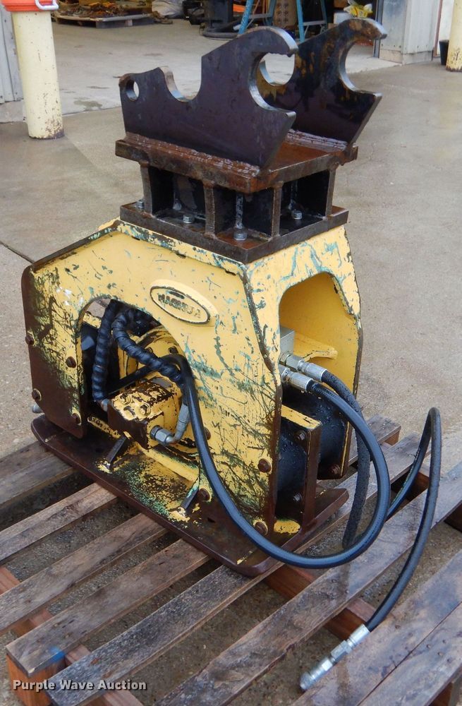 image for item MT9794 2012 Magnum RHF15V PA  plate compactor