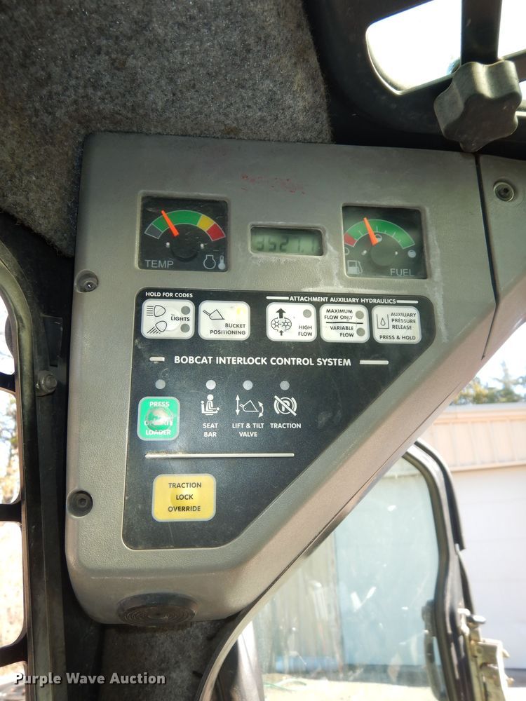 image for item DI6898 2008 Bobcat S330  skid steer loader