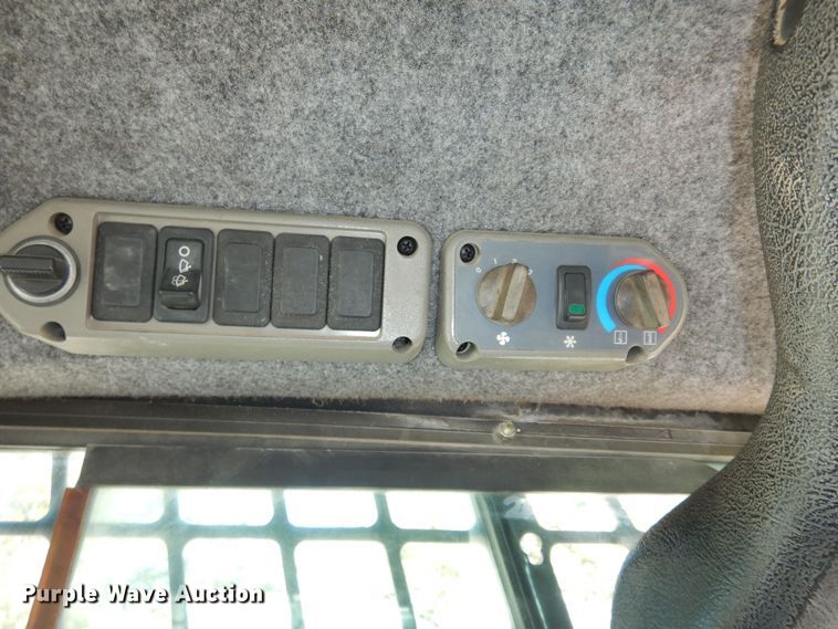 image for item DI6898 2008 Bobcat S330  skid steer loader