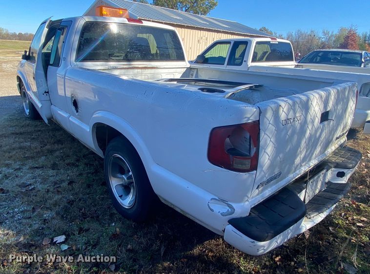 image for item DN8053 2003 Chevrolet S10  Ext. Cab pickup truck