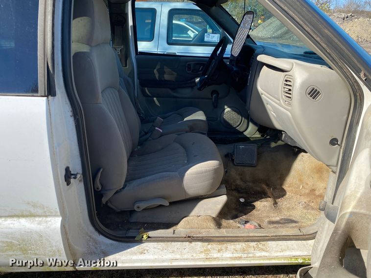 image for item DN8053 2003 Chevrolet S10  Ext. Cab pickup truck