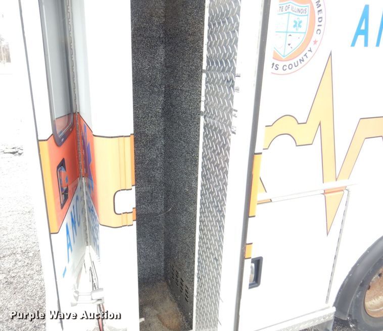 image for item DP0422 2003 Ford E350 Super Duty  ambulance