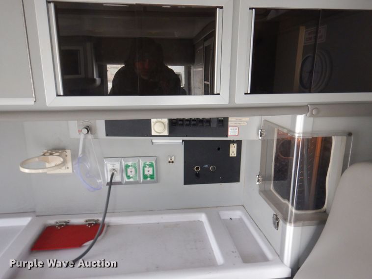 image for item DP0422 2003 Ford E350 Super Duty  ambulance