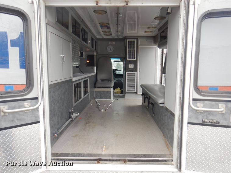 image for item DP0422 2003 Ford E350 Super Duty  ambulance