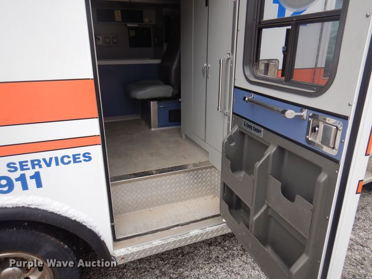 image for item DP0424 1999 Ford E350 Super Duty  ambulance