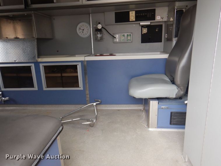 image for item DP0424 1999 Ford E350 Super Duty  ambulance