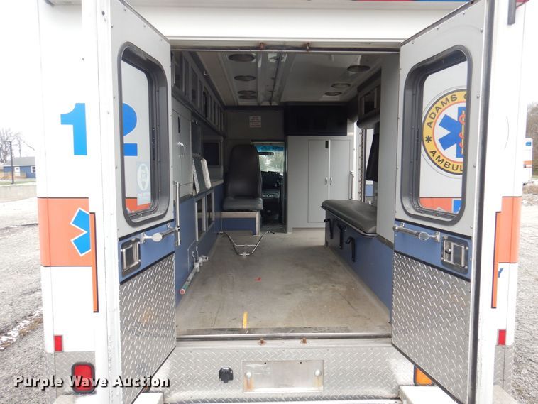 image for item DP0424 1999 Ford E350 Super Duty  ambulance