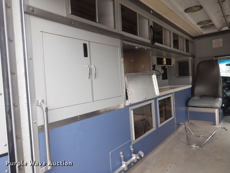 image for item DP0424 1999 Ford E350 Super Duty  ambulance