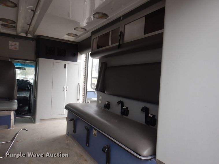 image for item DP0424 1999 Ford E350 Super Duty  ambulance