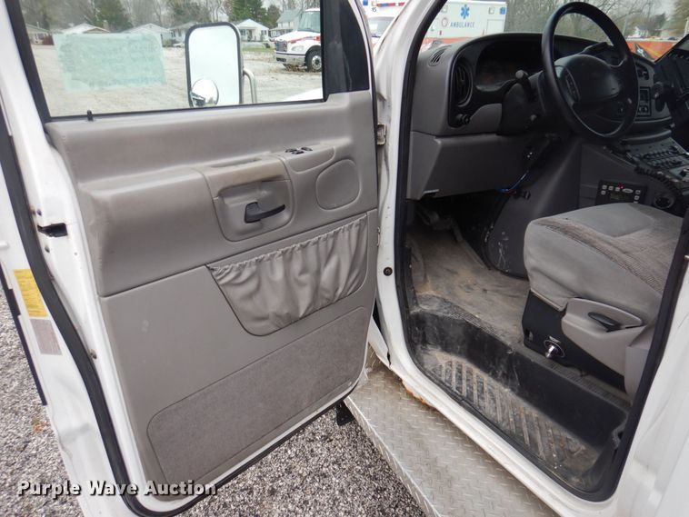 image for item DP0424 1999 Ford E350 Super Duty  ambulance