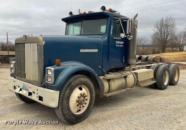 image for item DP0446 1987 International F9370  truck cab and chassis