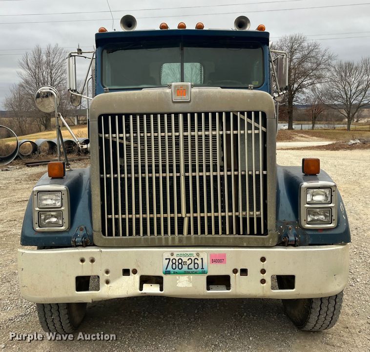 image for item DP0446 1987 International F9370  truck cab and chassis