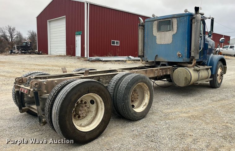 image for item DP0446 1987 International F9370  truck cab and chassis