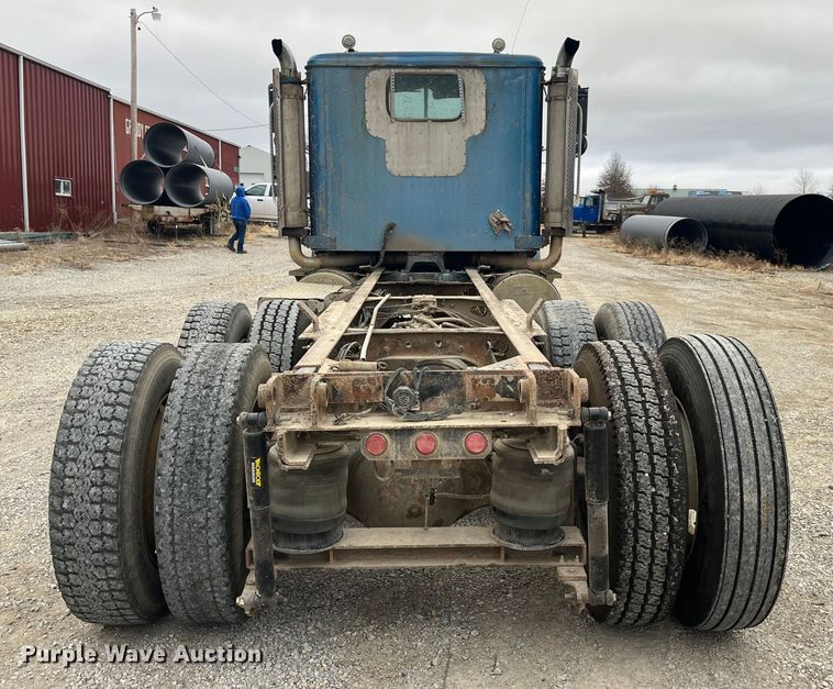 image for item DP0446 1987 International F9370  truck cab and chassis