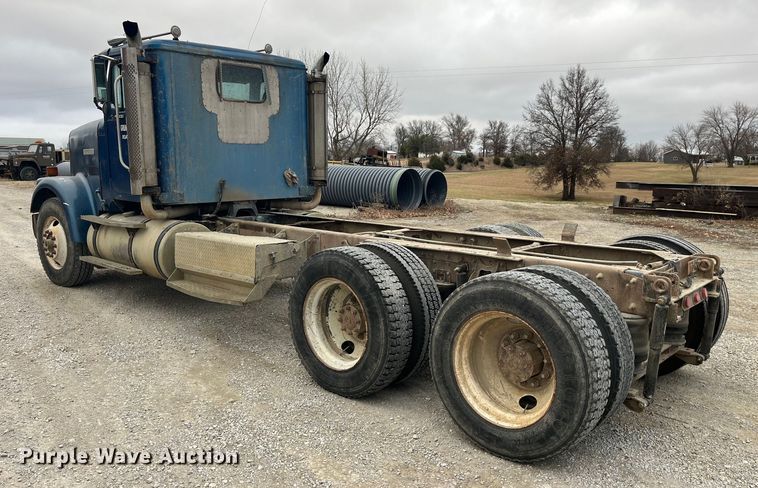image for item DP0446 1987 International F9370  truck cab and chassis