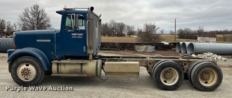 image for item DP0446 1987 International F9370  truck cab and chassis