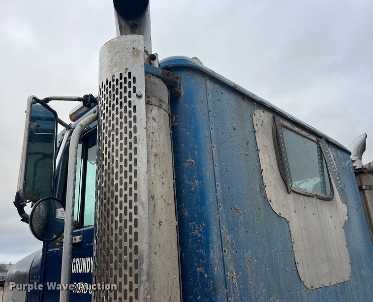 image for item DP0446 1987 International F9370  truck cab and chassis