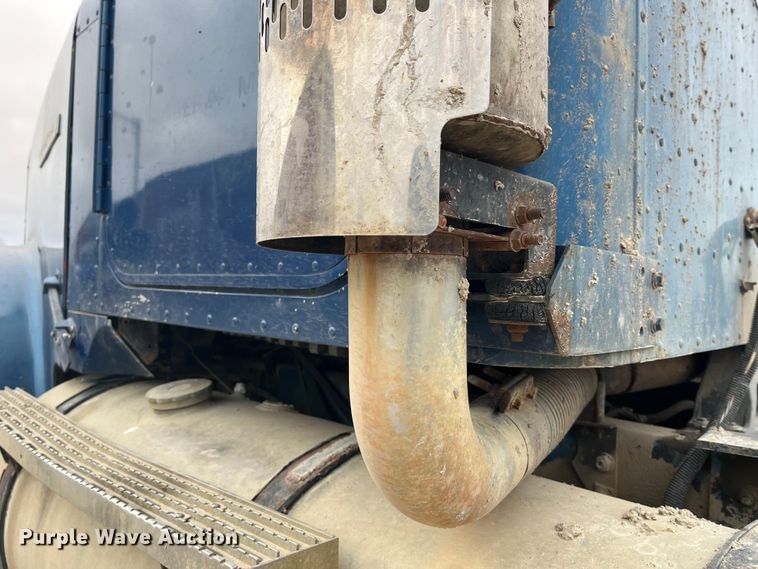 image for item DP0446 1987 International F9370  truck cab and chassis