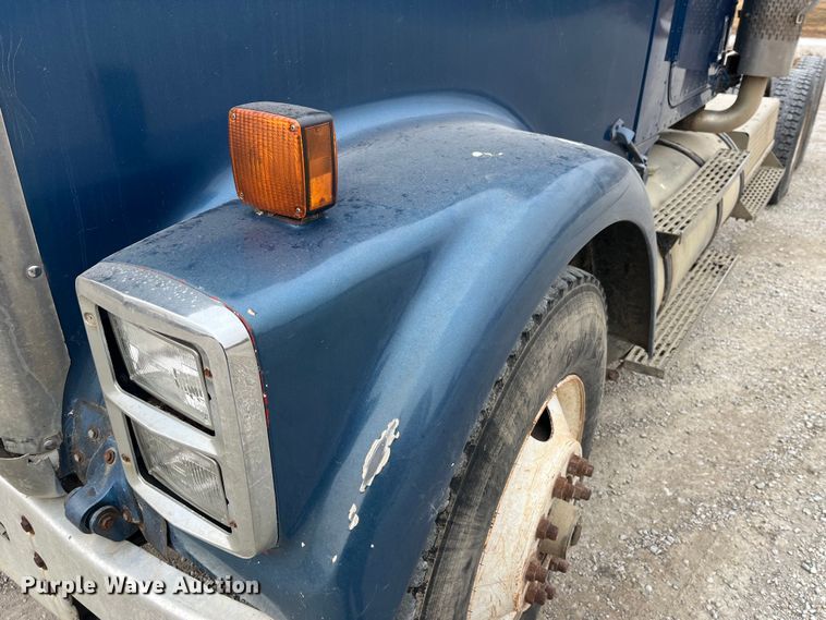 image for item DP0446 1987 International F9370  truck cab and chassis