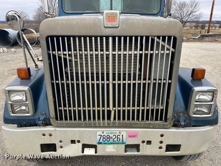 image for item DP0446 1987 International F9370  truck cab and chassis