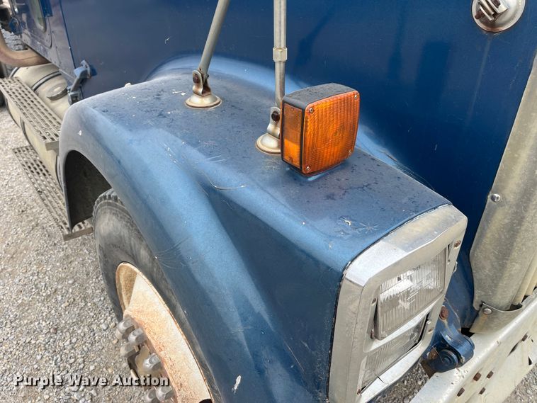 image for item DP0446 1987 International F9370  truck cab and chassis