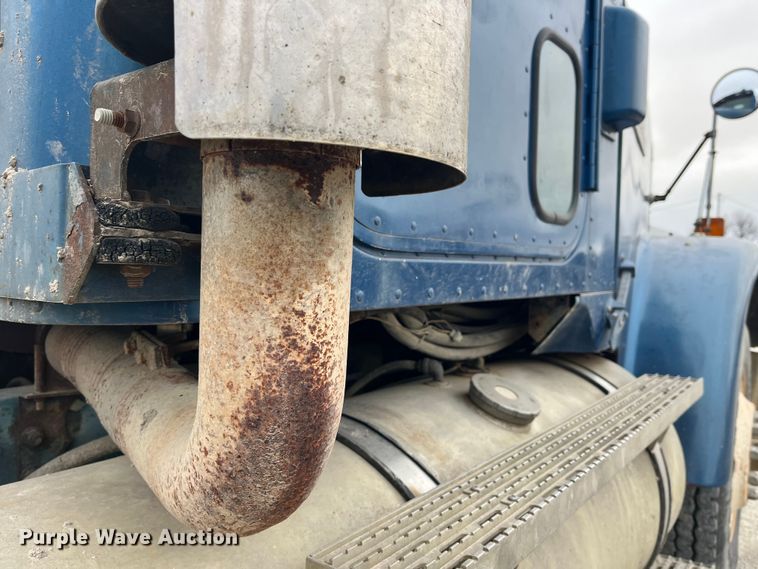 image for item DP0446 1987 International F9370  truck cab and chassis