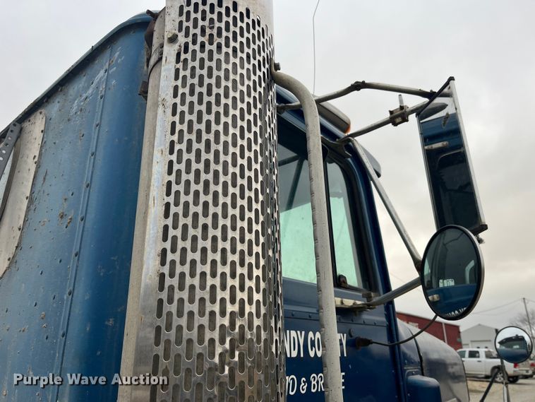 image for item DP0446 1987 International F9370  truck cab and chassis