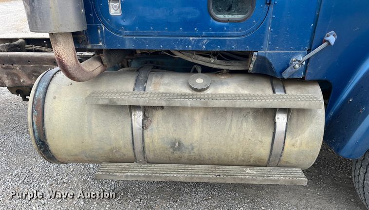 image for item DP0446 1987 International F9370  truck cab and chassis