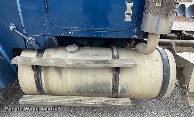 image for item DP0446 1987 International F9370  truck cab and chassis