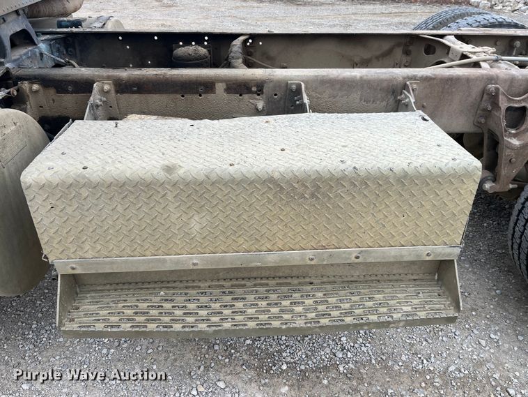 image for item DP0446 1987 International F9370  truck cab and chassis