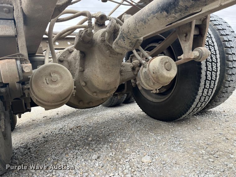 image for item DP0446 1987 International F9370  truck cab and chassis