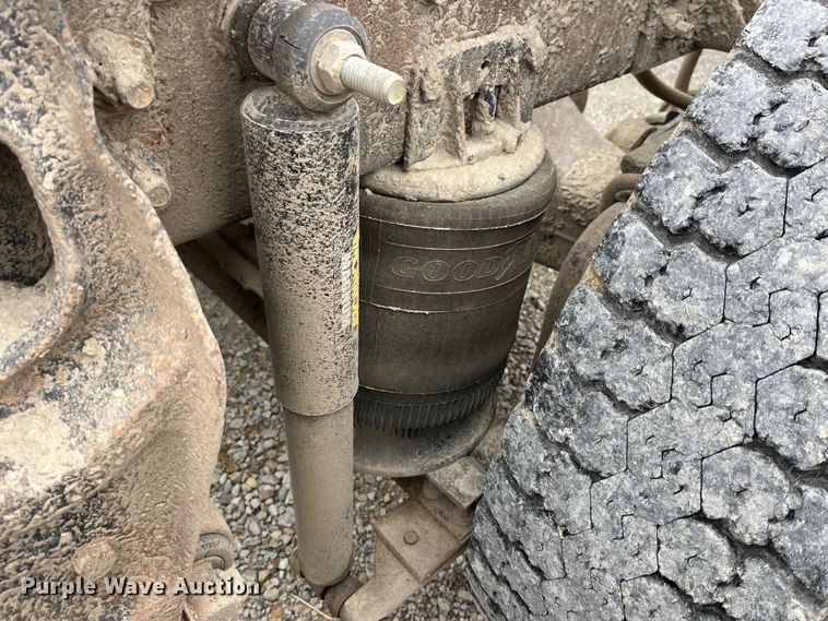 image for item DP0446 1987 International F9370  truck cab and chassis