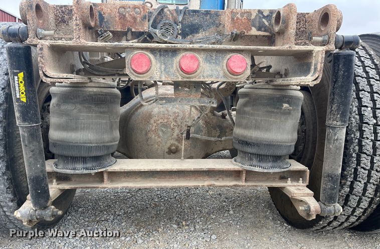 image for item DP0446 1987 International F9370  truck cab and chassis