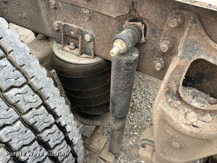 image for item DP0446 1987 International F9370  truck cab and chassis