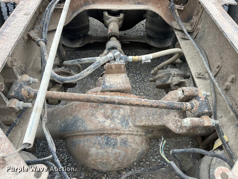 image for item DP0446 1987 International F9370  truck cab and chassis