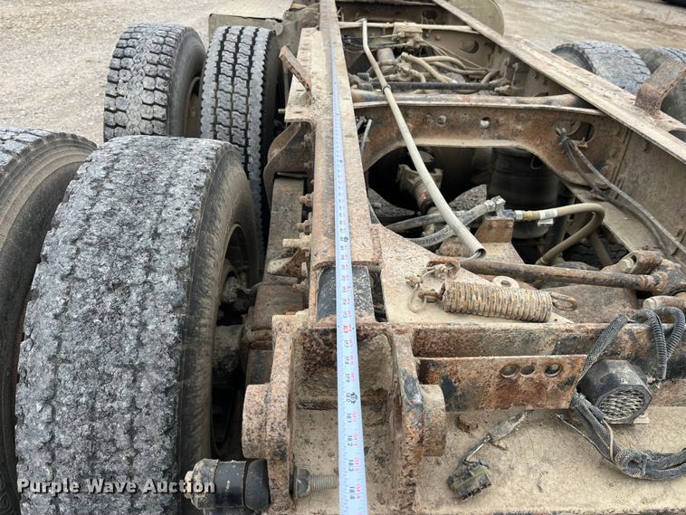 image for item DP0446 1987 International F9370  truck cab and chassis