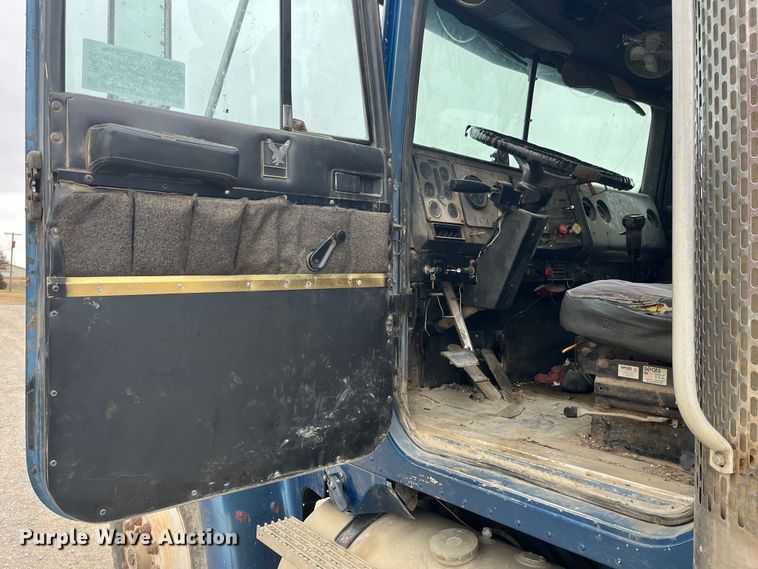 image for item DP0446 1987 International F9370  truck cab and chassis