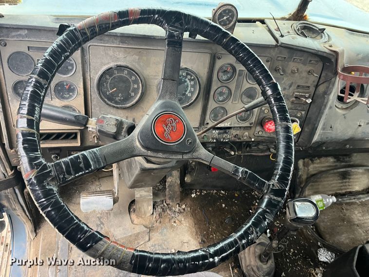 image for item DP0446 1987 International F9370  truck cab and chassis